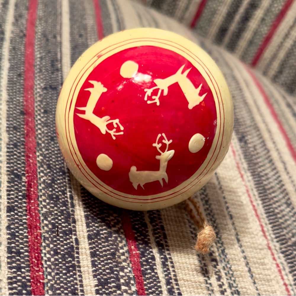 VINTAGE Wooden 3” Hand Painted Farmhouse Christmas Tree Ornament Rustic Ball - Picture 2 of 5